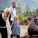 Kronprinsfamilen på reise (Dzongu): I samtale med barn som er på vei for å hente gras til kyrne (Foto: NRK)